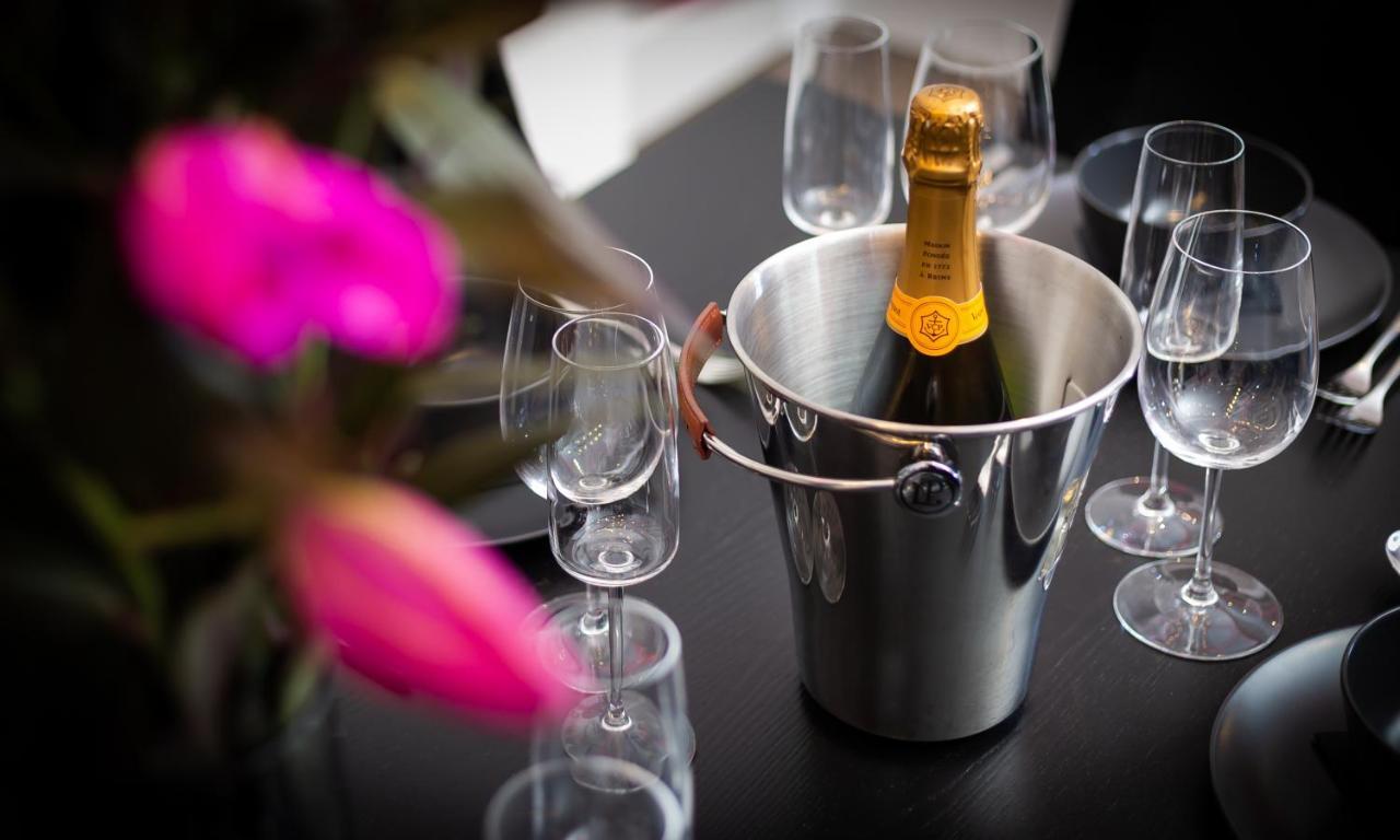 Kotel Віндермір Екстер'єр фото Champagne in a champagne bucket