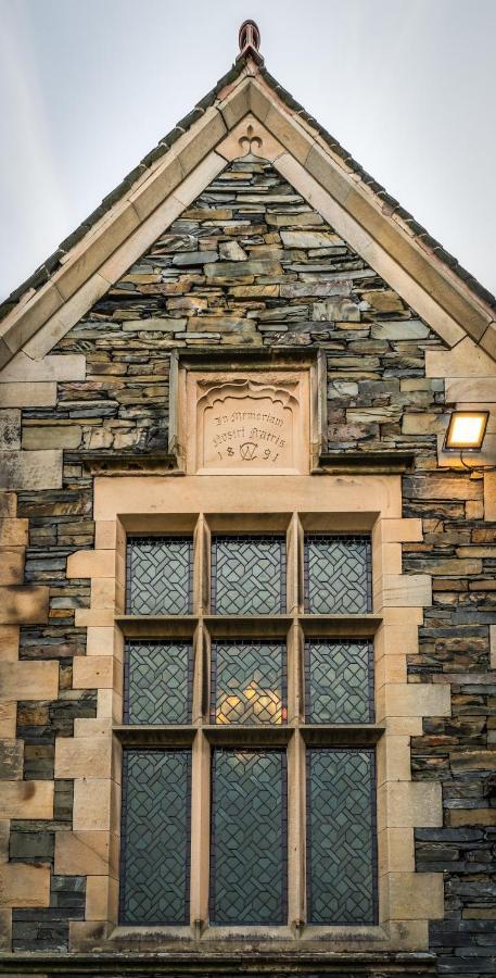 Kotel Віндермір Екстер'єр фото The 1901 date stone above the window of the main entrance