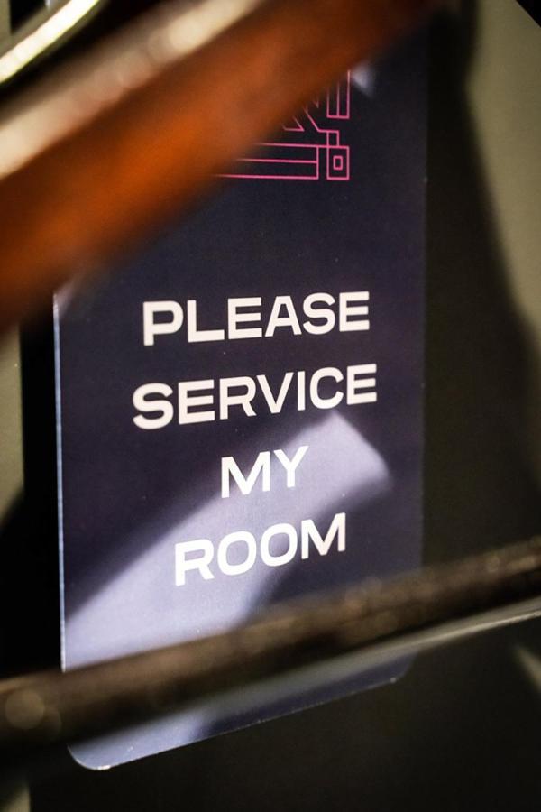 Kotel Віндермір Екстер'єр фото A room service sign